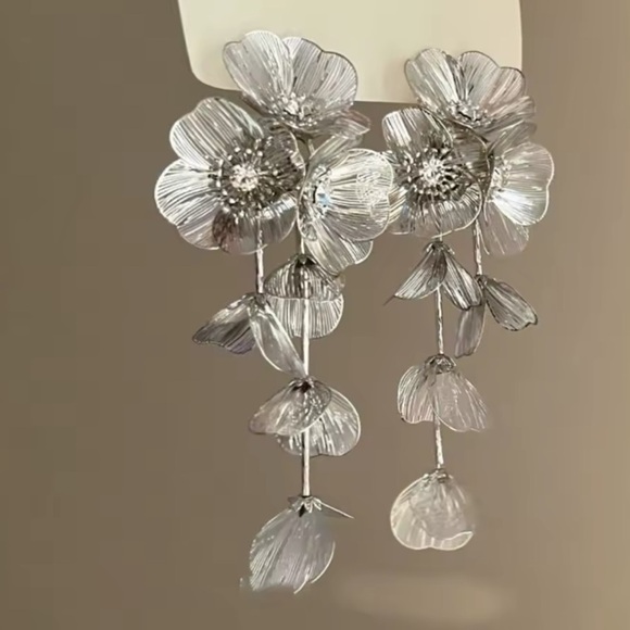 Kate Middleton Famous Cascading Silver  Dangle Earrings - Picture 1 of 11